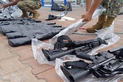 Armamento tipo fusiles AK, M4, R15, pistolas y alimentadoras se encontró en los bultos arrojados al mar.