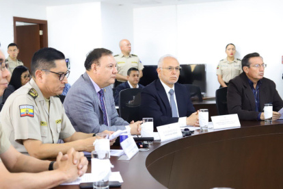 El ministro Juan Zapata estuvo acompañado de la Policía Nacional durante la reunión.