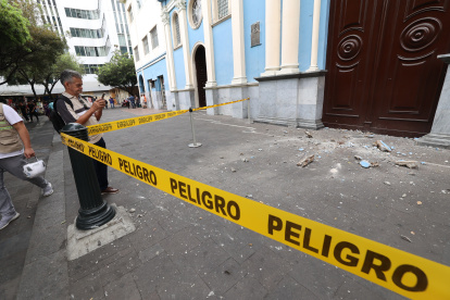 Incidente. Una parte de la cornisa de la iglesia San Francisco se desprendió este lunes 20 de noviembre. El hecho no dejó heridos.