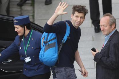 Sam Altman, CEO de OpenAI, lleva su mochila azul a todas partes sin revelar su contenido