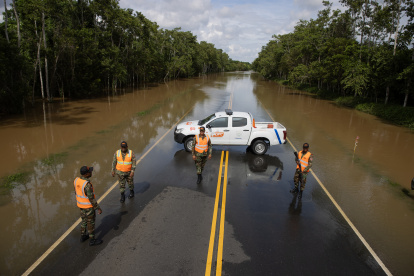 Militares mantienen bloqueado el paso en la autopista del Nordeste, que une Santo Domingo con Samaná, hoy, en Pueblo Nuevo (República Dominicana).