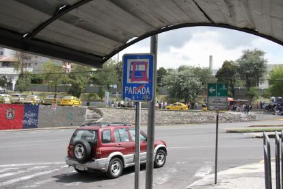 Las señales son rayadas o cubiertas con stickers.