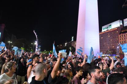 Concentración. Simpatizantes de Javier Milei celebran su triunfo, en el Obelisco de Buenos Aires.