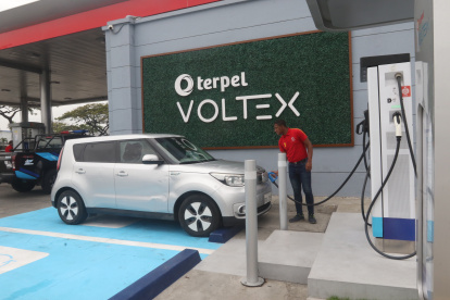 Electrolinera.- Una persona carga su carro eléctrico en Guayaquil.