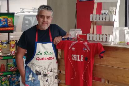 Jorge Esteban Vivanco decoró su panadería con los colores de Chile.