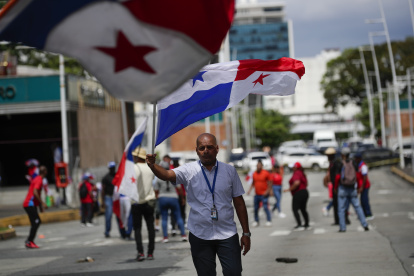 Un hombre agita una bandera nacional como protesta en rechazo al contrato entre el Estado y Minera Panamá, subsidiaria de la canadiense First Quantum Minerals, hoy, en Ciudad de Panamá (Panamá).
