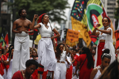Personas participan en las festividades del Día de la Conciencia Negra hoy, en la avenida Paulista, en São Paulo (Brasil).