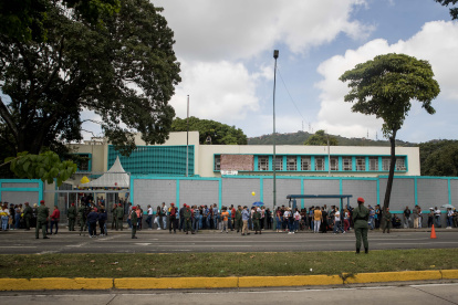 Personas participan en el simulacro de referéndum consultivo por el Esequibo hoy, en Caracas (Venezuela).