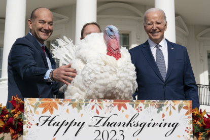 Las aves afortunadas este año fueron "Liberty" y "Bell", dos pavos de Willmar (Minnesota) que gracias al perdón presidencial gozarán de un retiro dorado en lugar de convertirse en la cena de alguien.