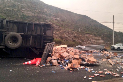 Producto del choque un camión quedó volcado sobre la vía