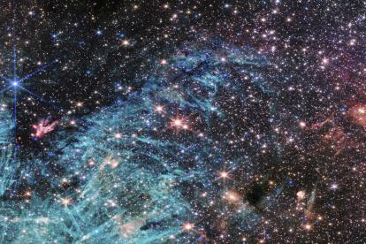 La última imagen del telescopio espacial James Webb muestra una porción del denso centro de nuestra galaxia con un detalle sin precedentes.