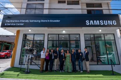 Jorge Noboa y esposa, gerentes de tienda Samsung en Galápagos; Mr. Antonio Cho, presidente de Samsung Ecuador; Hong Sang Jo, presidente de Samsung Latinoamérica; Fanny Uribe, alcaldesa de Santa Cruz-Galápagos; Zezinho, presidente de Samsung Centroamérica y el Caribe, entre otros.