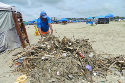 Esta basura y palizada es común verla en los balnearios del cantón, de forma permanente.