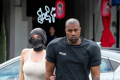Kanye West y Bianca Censori en una de sus salidas.