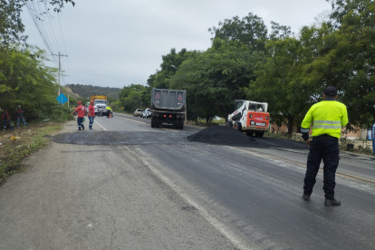 Este 21 de noviembre, personal de la Prefectura terminara de construir las obras viales en la zona de Valdivia.