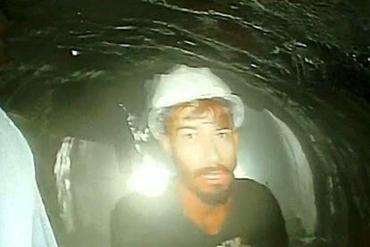 Nueva Delhi. Uno de los obreros aparece frente a la cámara.