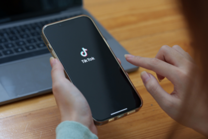 La interactividad y el formato de videos breves en TikTok se adaptan a la manera en que la Generación Z navega y consume contenido en línea