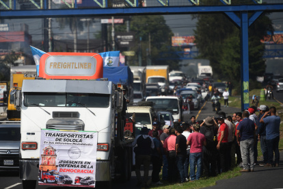 ransportistas bloquean una vía durante una manifestación hoy, en Ciudad de Guatemala (Guatemala).