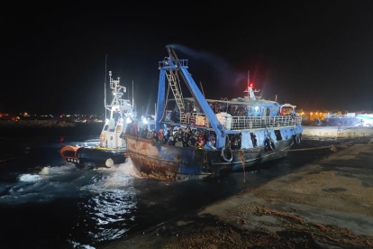 Un barco pesquero con alrededor de 400 inmigrantes llega al muelle comercial de Lampedusa, Sicilia (Italia), este 20 de noviembre de 2023.