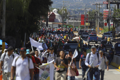 Campesinos de diferentes organizaciones marchan hoy, en Tegucigalpa (Honduras).