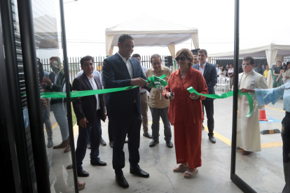 Juan José Yúnez, alcalde de Samborondón, y Elena de Sonnenholzner cortan la cinta y declaran inaugurada la planta empresarial.