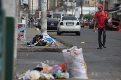 Basura. Varios sectores del cantón amanecieron con pilas de fundas de basura en las esquinas y afuera de las casas.