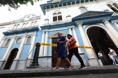 Daños. Mampostería de la iglesia San Francisco se desprendió el lunes.