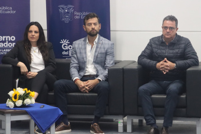 El ministro del Deporte, Sebastián Palacios (c), en una de sus últimas gestiones. El funcionario entró en el cargo en mayo de 2021 con el presidente Guillermo Lasso.