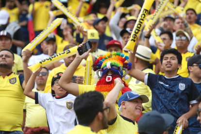 Ambiente de fiesta en el estadio Rodrigo Paz en la previa del Ecuador vs Chile