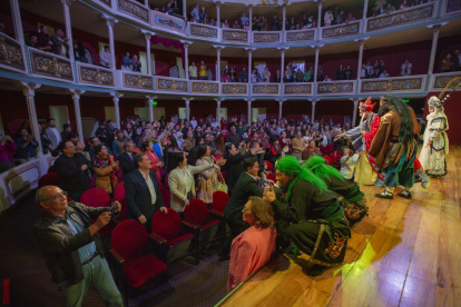Presentación. Un grupo de artistas bailan piezas culturales en el festival.