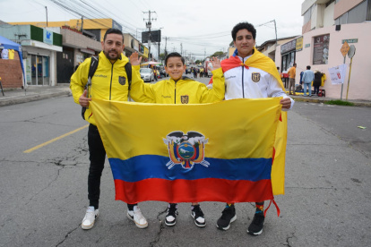 Juan Fernando (i) y  Dylan Ávila (c)  y Ariel Concce (d) llegaron desde Cuenca para ver por primera vez un partido de la Tricolor.