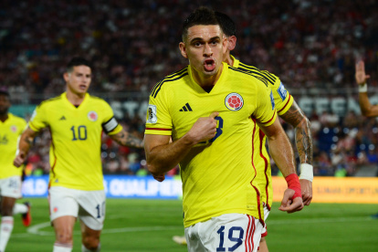 Rafael Santos Borré de Colombia celebra único tanto del partido ante Paraguay.