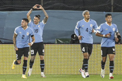 Darwin Núñez (2-i) de Uruguay celebra su tanto en la goleada 3-0 ante Bolivia.