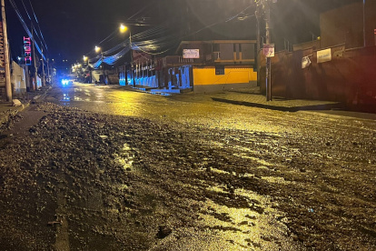 Afectación. En la vía Calacalí las lluvias de la noche del martes arrastraron escombros a la carretera.