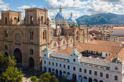 Las tradiciones cuencanas, impregnadas de historia y emotividad, perduran a lo largo de los años, enriqueciendo la identidad cultural de la ciudad.