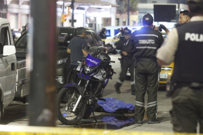 Los dos uniformados asesinados se movilizaban en una motocicleta.
