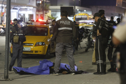 Los policías fueron baleados en la Av. Quito y Francisco de Marcos, centro de la ciudad.