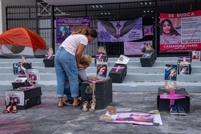 Madres de mujeres desaparecidas y asesinadas protestan en Tuxtla Gutiérrez, México, en mayo de 2023.