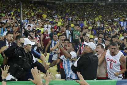 Integrantes de la policía brasileña intenta controlar disturbios entre hinchas de Brasil y de Argentina