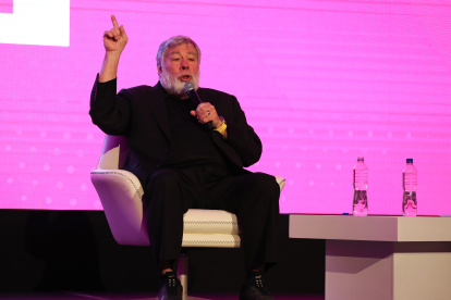 El cofundador de Apple, Steve Wozniak, habla durante una conferencia hoy, en Quito (Ecuador)