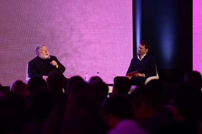 Next Century Summit de Banco Guayaquil (de izquierda a Derecha) Steve Wozniak de Silicon Valley y Jorge Hurtado, visepresidente de Transformación de Banco Guayaquil.