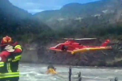 Las lluvias de las últimas horas hicieron que el caudal del río Guayllabamba creciera. Los bomberos rescataron al joven de forma aérea.