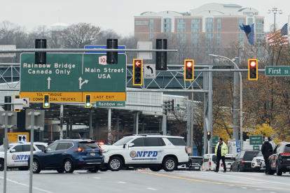 Las autoridades aseguran la carretera que conduce al puente Rainbow en el cruce fronterizo entre Estados Unidos y Canadá en las Cataratas del Niágara, en Nueva York (EE.UU.), este 22 de noviembre de 2023.