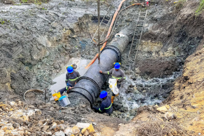 Reparación. Personal de Emapad durante la reparación del acueducto.