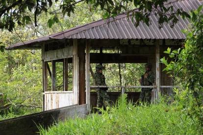 Dos elementos del Ejército colombiano resguardan un retén policial en algún lado de la frontera con Ecuador.