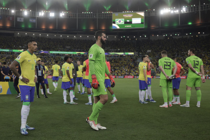 EVE5190. RÍO DE JANEIRO (BRASIL), 21/11/2023.- Jugadores de Brasil esperan en el campo debido a disturbios entre hinchas hoy, en un partido de las eliminatorias para la Copa Mundo de Fútbol de 2026 entre Brasil y Argentina en el estadio Maracaná en Río de Janeiro (Brasil). EFE/ Antonio Lacerda