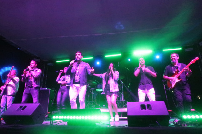 El amplio repertorio de Emotion Band, que incluyó disco, pop, música tropical y reguetón, entre otros ritmos, fue un punto crucial, pues llamó a los invitados a demostrar su talento sobre la pista de baile.