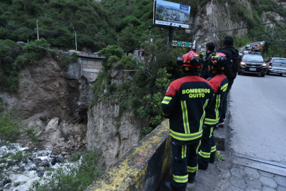 Derrumbe en la avenida de los Conquistadores al ingreso de Guapulo.