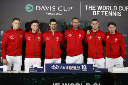 El número uno del tenis mundial, Novak Djokovic (3i), posando junto sus compañeros del equipo de Serbia, Hamad Medjedovic, Miomir Kecmanovic,Viktor Troicki, Laszlo Djere y Dusan Lajovic (izq a dcha), que debutará ante Gran Bretaña en las finales de la Copa Davis 2023.
