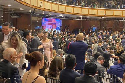 Marcela Aguiñaga se toma selfies con los asistentes.